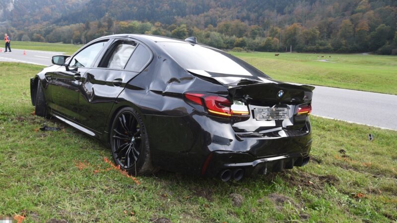 Fläsch: Auto fährt in Rinderherde – 1 Rind tot, 2 Rinder verletzt