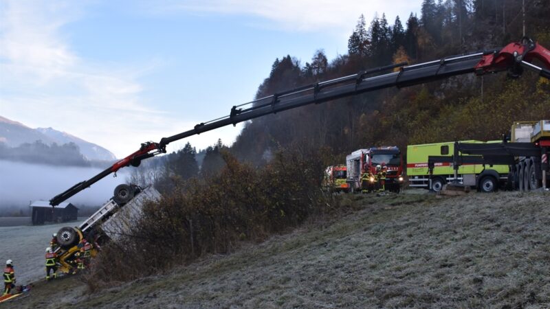Lkw überschlägt sich in Castrisch
