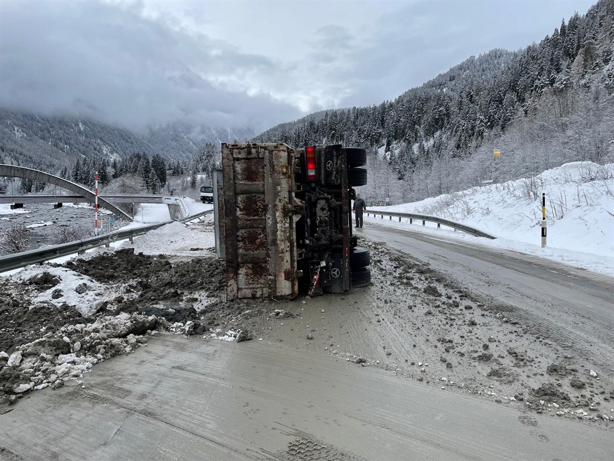 Unfall in Strada / Tschlin: Lkw kippt in Gemeinde Valsot um