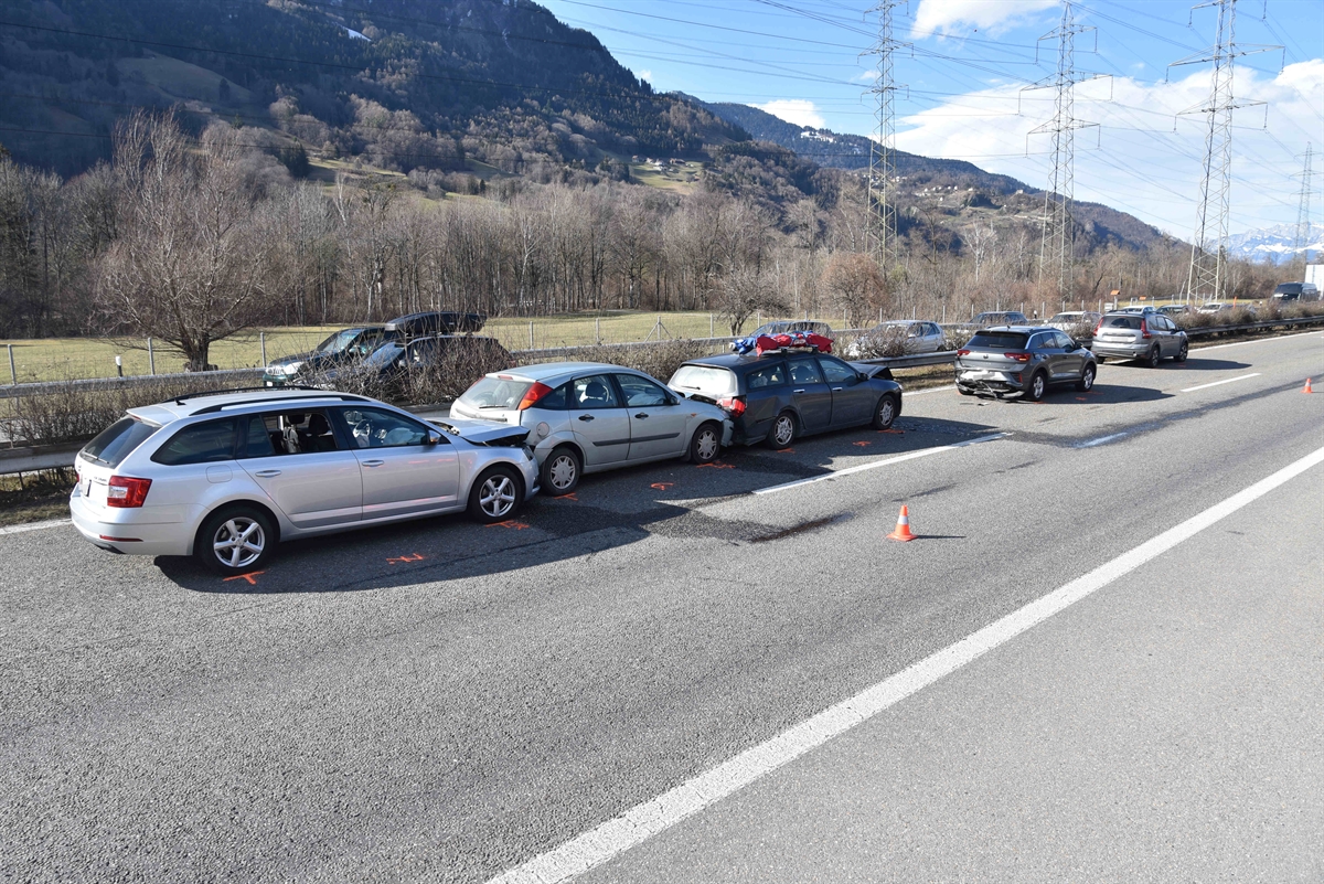 Maienfeld: Vier Verletzte bei Massenkarambolage mit sieben Fahrzeugen