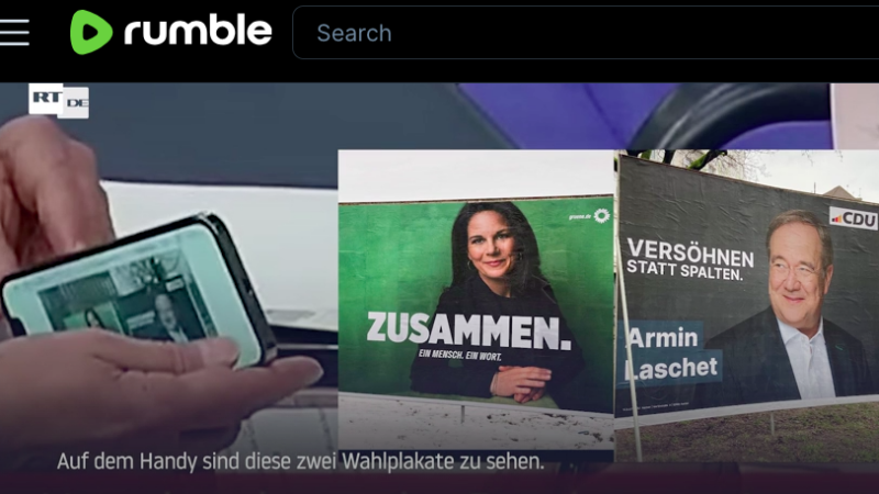 Annalena Bärbock und Armin Laschet können sich vor Lachen nicht einkriegen