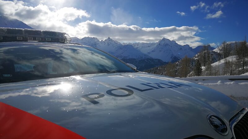 Sedrun: Lenker (87) verwechselt Gas- und Bremspedal – Mehrere Personen von Auto angefahren – 1 Todesopfer