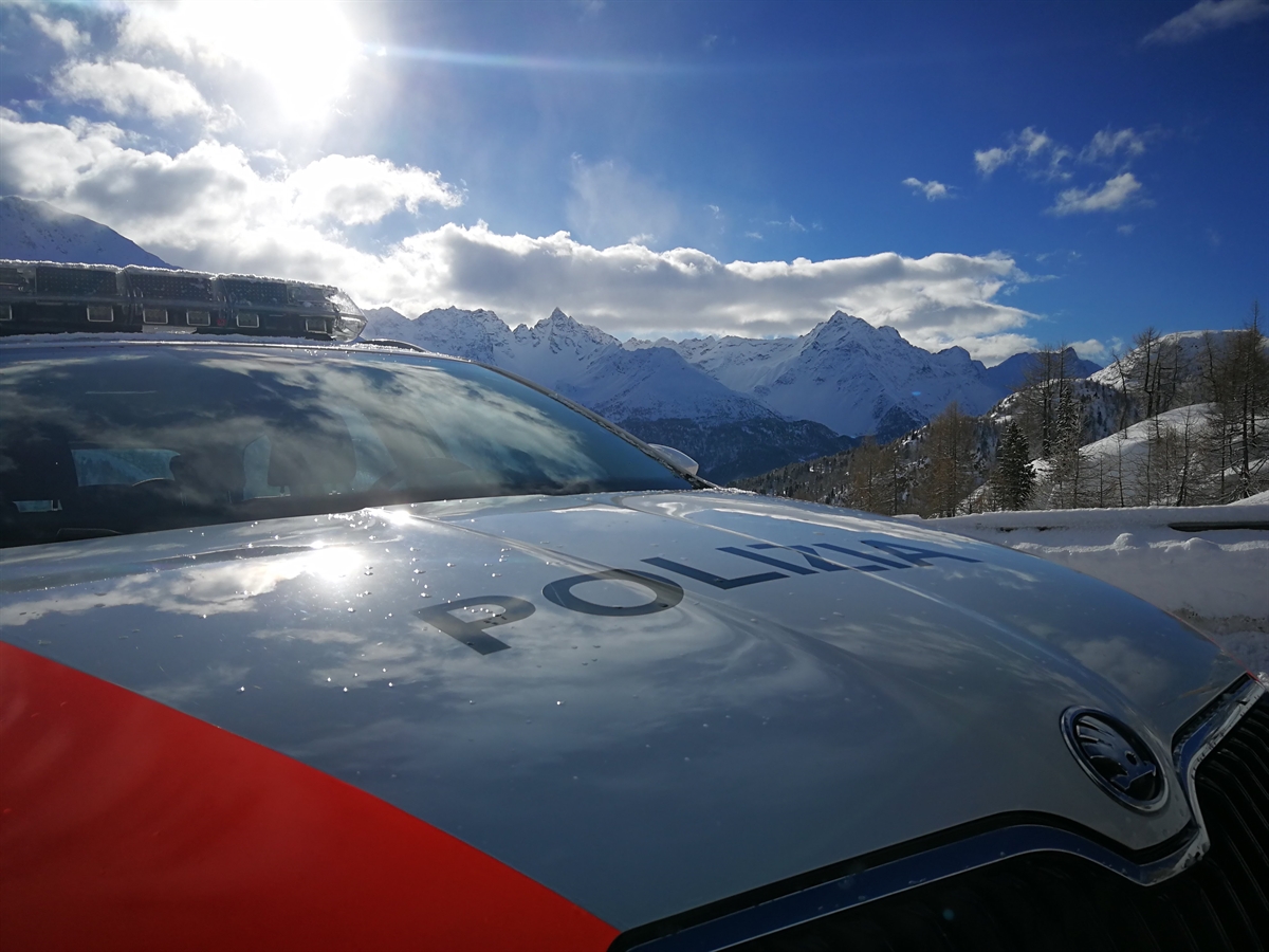 Sedrun: Lenker (87) verwechselt Gas- und Bremspedal – Mehrere Personen von Auto angefahren – 1 Todesopfer