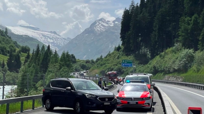 Mesocco: Motorradgruppe überholt in Tunnel – Kapo GR errichtet Straßensperre