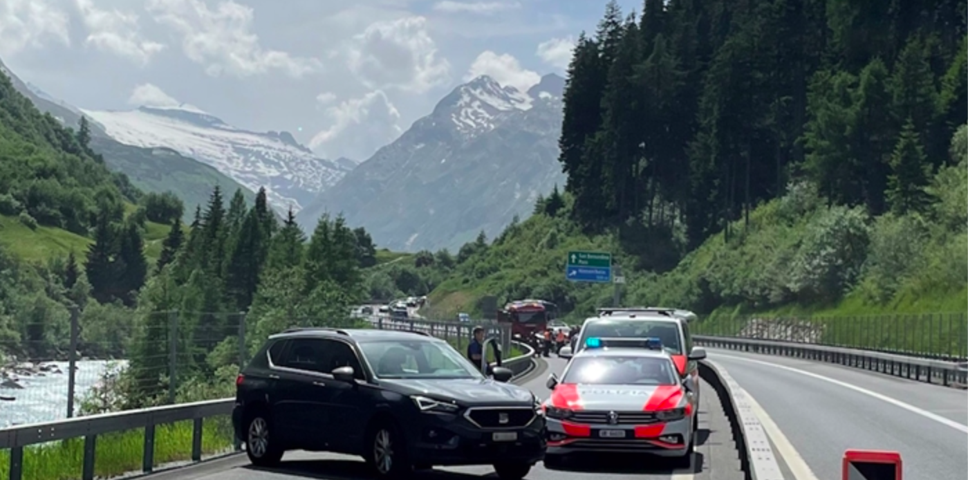 Mesocco: Motorradgruppe überholt in Tunnel – Kapo GR errichtet Straßensperre