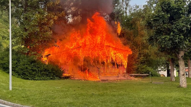Schuls (Scuol): Brand eines Holzschuppens – Elektrische Golf-Trolleys abgebrannt