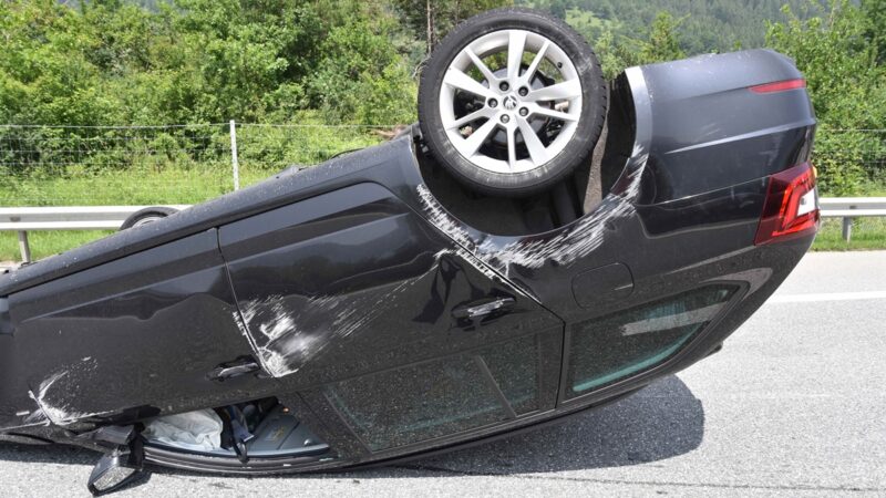 Ems: Zwei Verletzte bei Kollision auf der A13 – Auto überschlägt sich und landet auf Dach