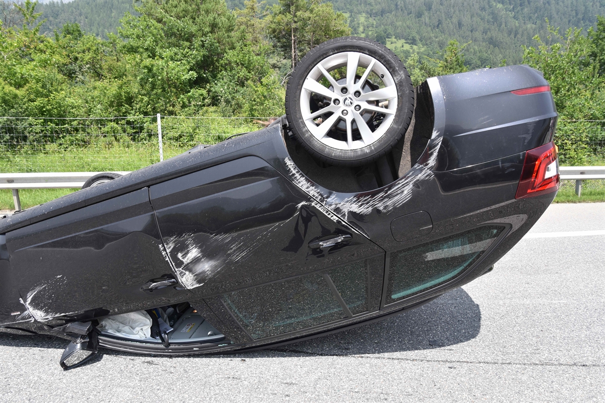 Ems: Zwei Verletzte bei Kollision auf der A13 – Auto überschlägt sich und landet auf Dach
