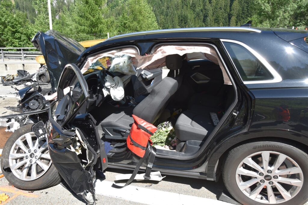 Das total-zerstörte Auto der Frau