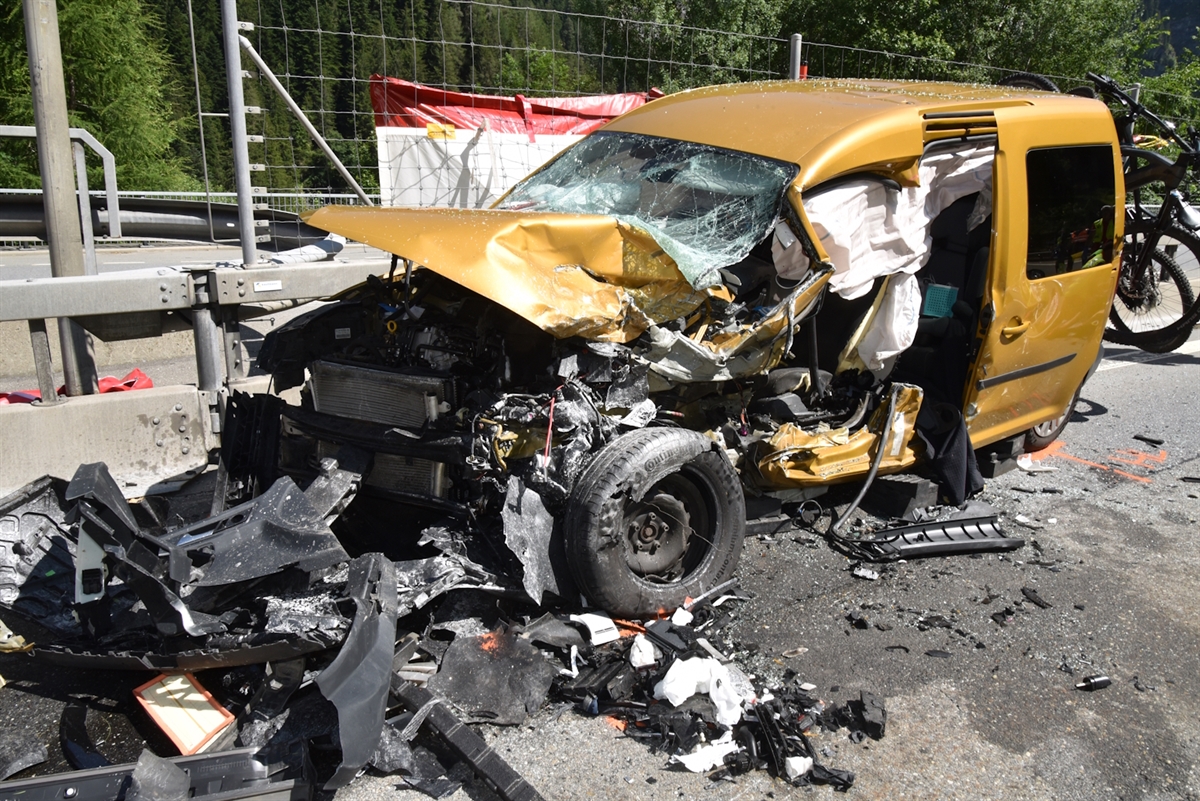 Schwerer Unfall auf A13 Höhe Rongellen: Rega im Einsatz +++ A13 stundenlang gesperrt +++ Radrennen abgesagt