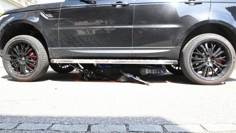 Unfall an der Bahnhofstraße von Thusis: Motorrad von Auto überfahren