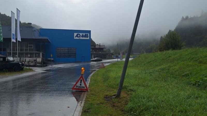 Unfallflucht in Mezzaselva / Klosters: Mit Kandelaber kollidiert und weitergefahren