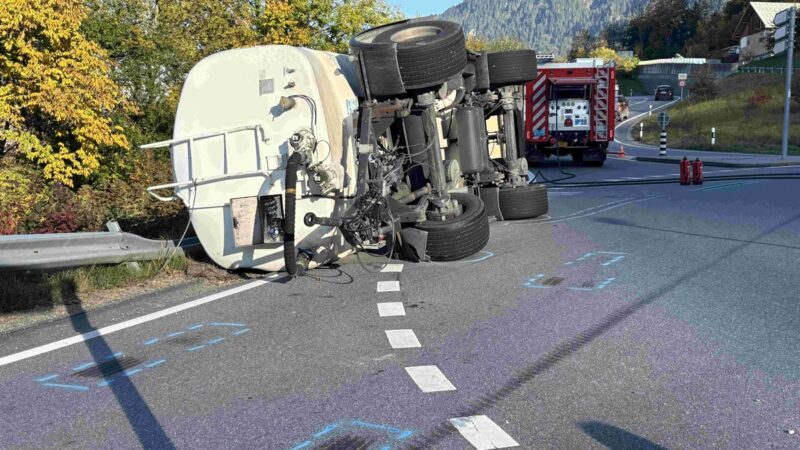 Unfall in Ilanz: Tanklaster kippt in Kreisel um