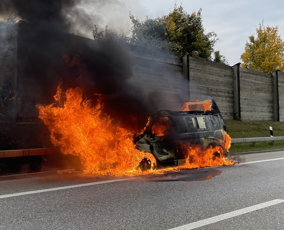 Ems: Lieferwagenbrand auf der A13 in Vollbrand
