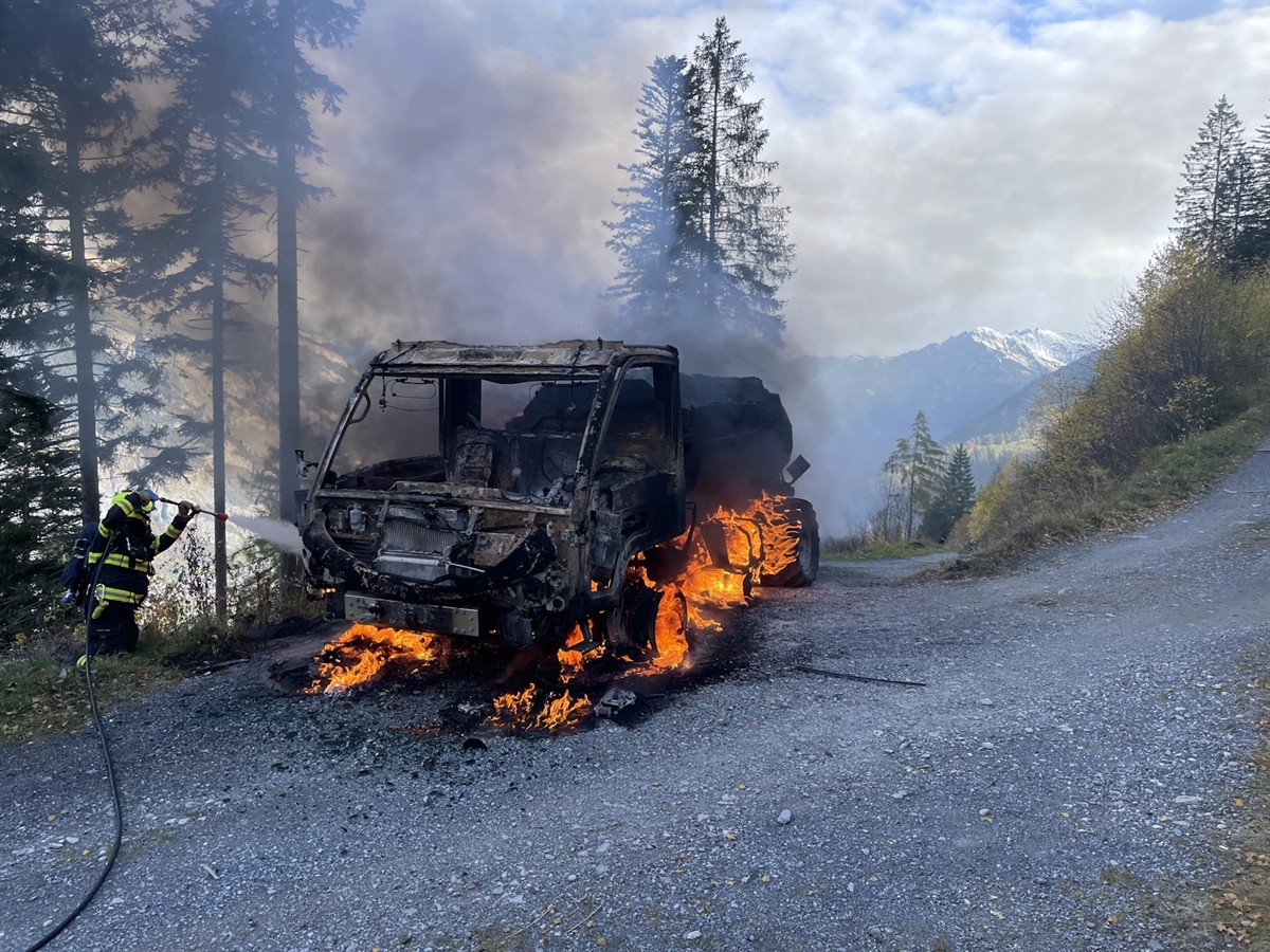 Bei Maiensäß in Ems: Motorkarren gerät während der Fahrt in Brand