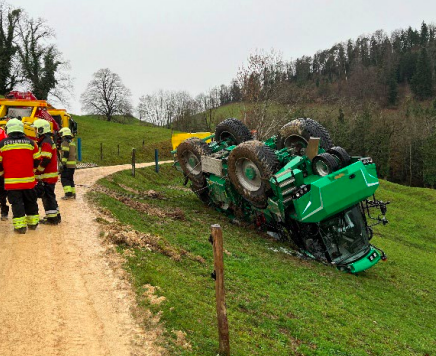 Glatteis in Bärschwil: Arbeitskarren auf vereistem Weg weggerutscht und überschlagen – eine Person verletzt
