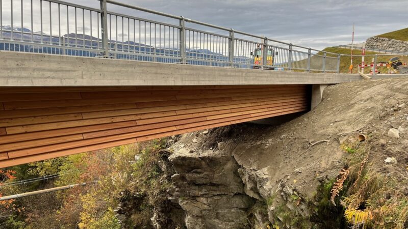 Höchste Holz-Brücke Graubündens steht in Obersaxen