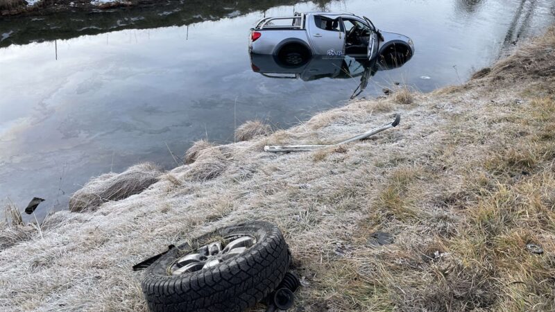 Unfall in Sils im Engadin: Lieferwagen stößt mit Lkw zusammen und landet im Inn