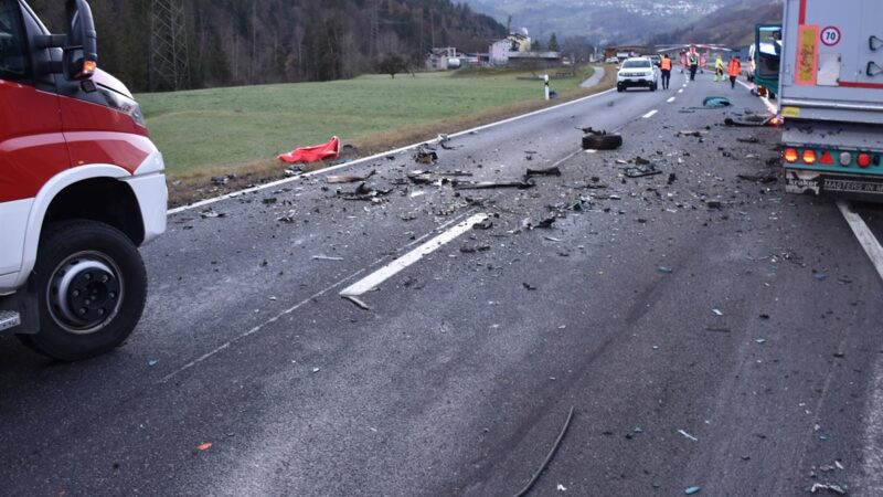 Schwerer Unfall in Schiers: Frontalkollision fordert zwei Todesopfer
