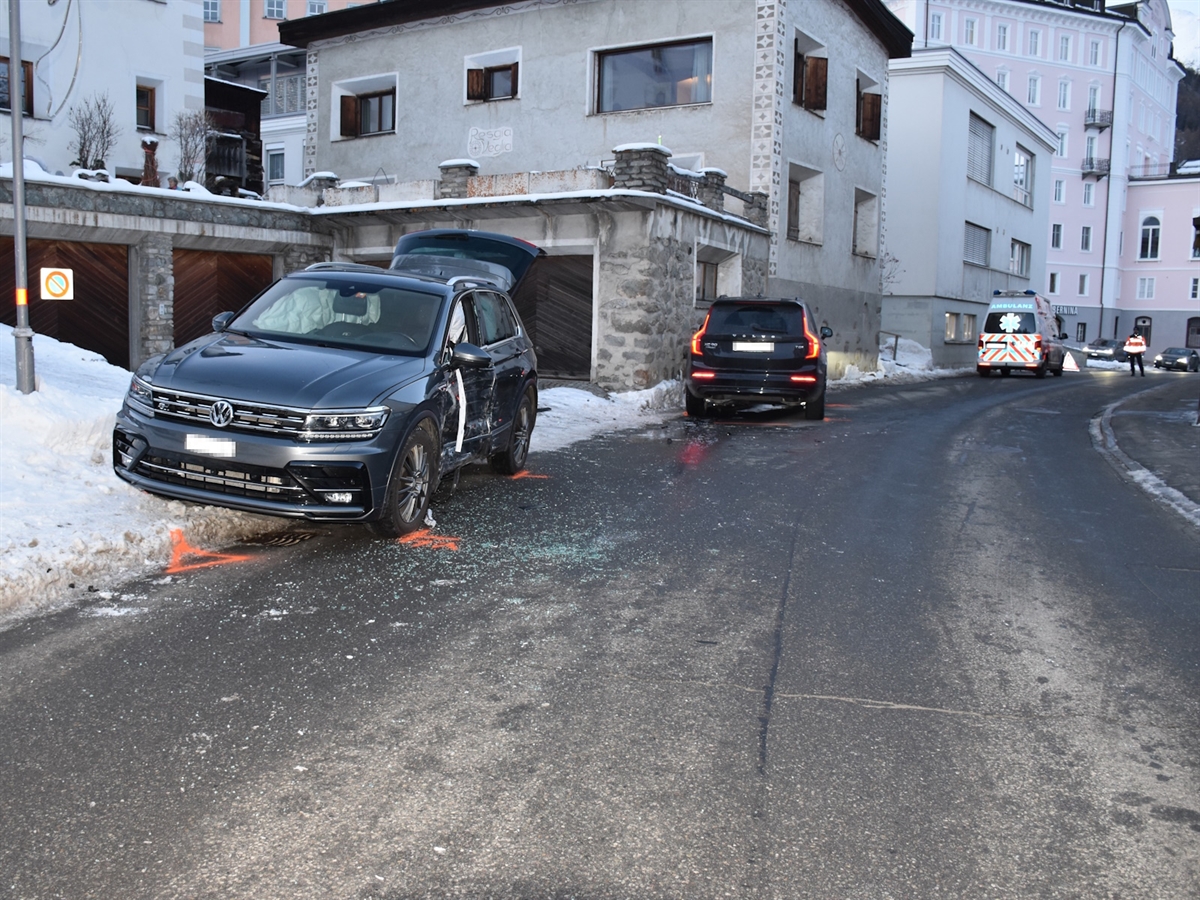 Unfall in Samedan: Kollision zwischen zwei Autos