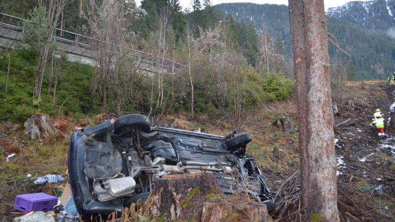 Unfall in Tiefencastel: Auto stürzt dreißig Meter Abhang be Tgant Ladrung hinunter +++ Rega im Einsatz