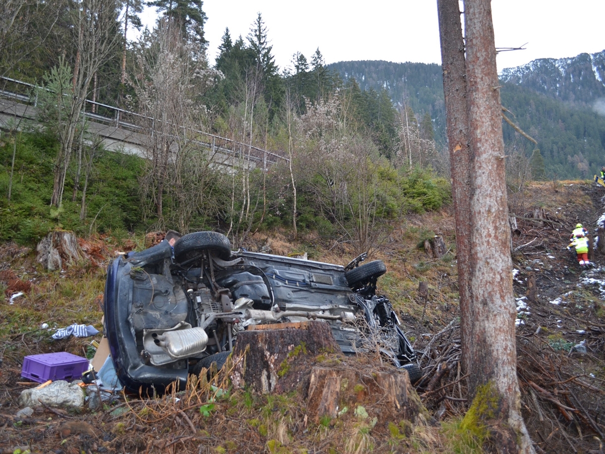 Unfall in Tiefencastel: Auto stürzt dreißig Meter Abhang be Tgant Ladrung hinunter +++ Rega im Einsatz