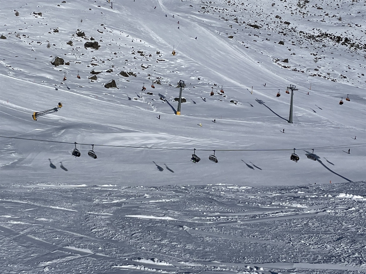 Tödlicher Skiunfall in Samnaun: Skifahrer nach Kollision mit Kind und Sturz tödlich verletzt – Zeugen gesucht