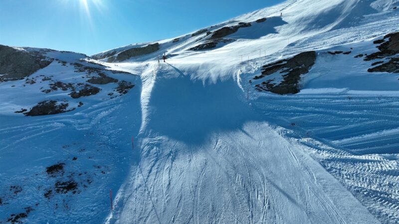 Tödlicher Skiunfall in Laax: Skifahrer trotz Helm nach Sturz verstorben