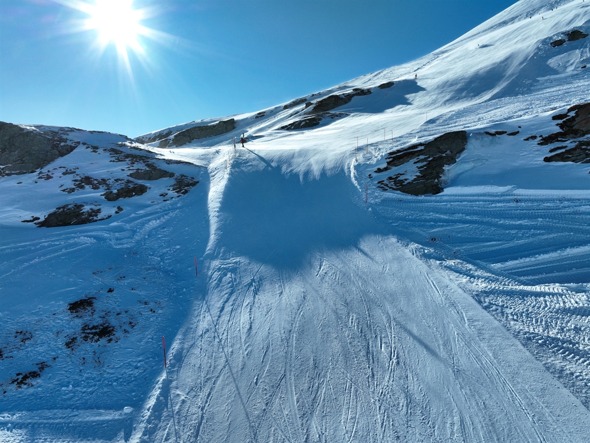 Tödlicher Skiunfall in Laax: Skifahrer trotz Helm nach Sturz verstorben
