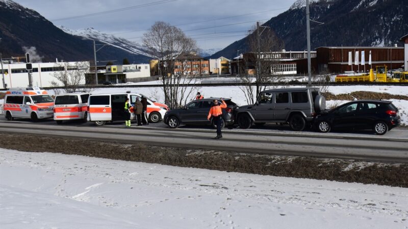 Samedan: Auffahrkollision mit drei Fahrzeugen
