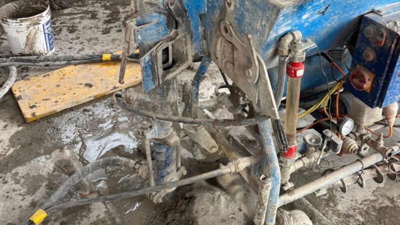 In Verputzmischer geraten: Arbeiter bei Unfall Finger abgetrennt +++ Rega im Einsatz