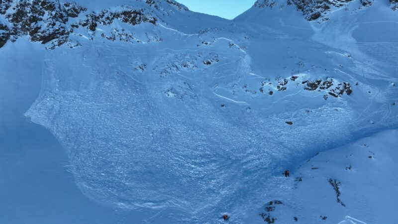 Pontresina: Teil einer Tourengruppe von Lawine erfaßt – eine Person verstorben