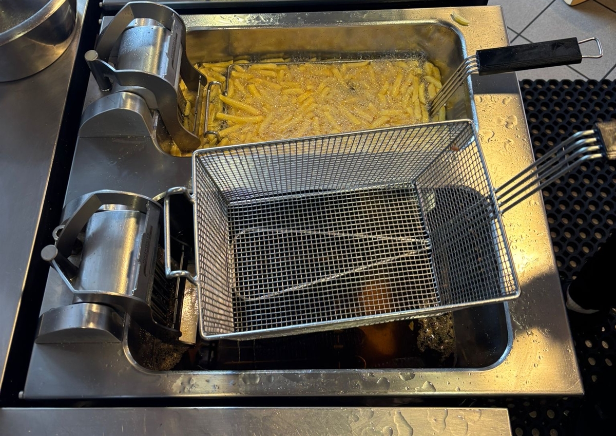 Splügen: Schwere Verbrennungen +++ Rahmbläserkapsel fällt in Friteuse +++ Rega im Einsatz