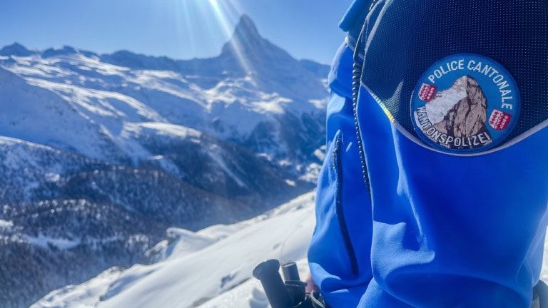 Schneebrettler verunglückt in Zermatt: Kollision mit Motorschlitten fordert Todesopfer