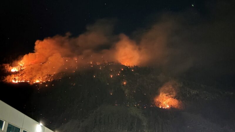 Löscharbeiten in Brüsc (Brusio): Großer Waldbrand