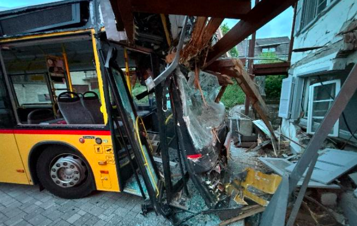 Nunningen: Führerloser Gelenkbus in Hausfassade gerollt