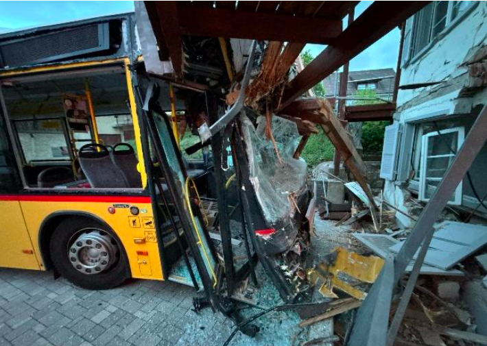 Nunningen: Führerloser Gelenkbus in Hausfassade gerollt