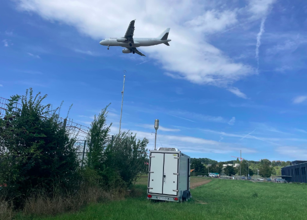 Schadstoffbelastung durch Flugzeuge: Flugzeuge stoßen beim Starten und Landen ultrafeine Aerosol-Partikel aus