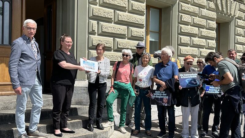 Gemeinsame Petitionsübergabe «Keine Starlink-Satellitenantennen in Leuk»