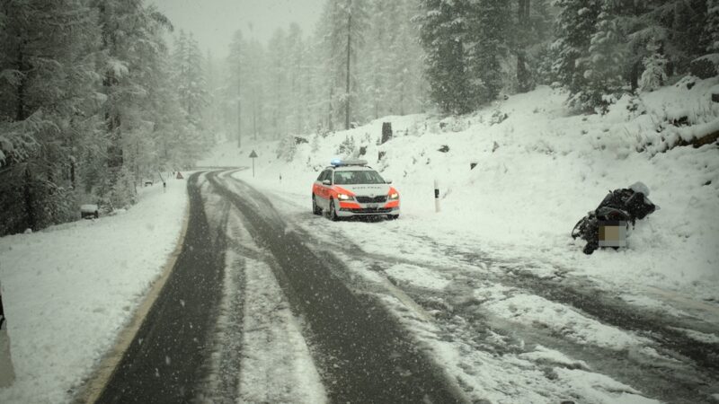 Pontresina: Selbstunfall mit Motorrad auf schneebedeckter Paßstraße