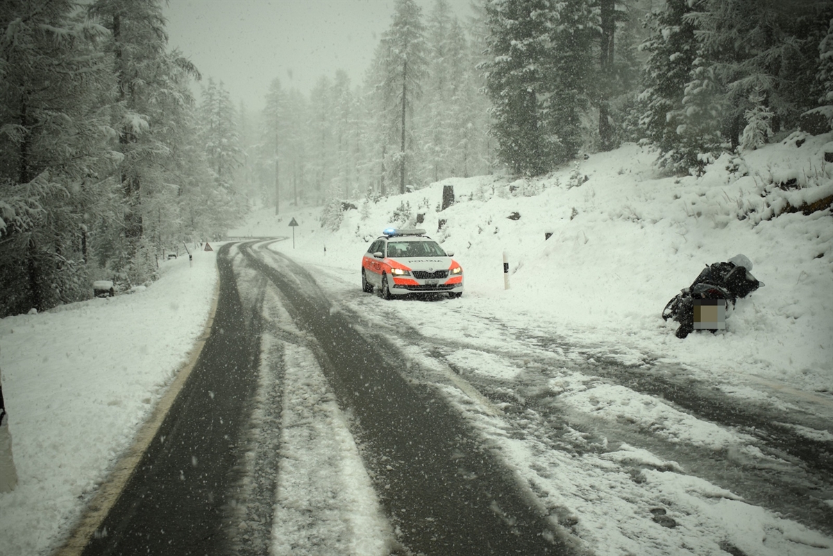 Pontresina: Selbstunfall mit Motorrad auf schneebedeckter Paßstraße