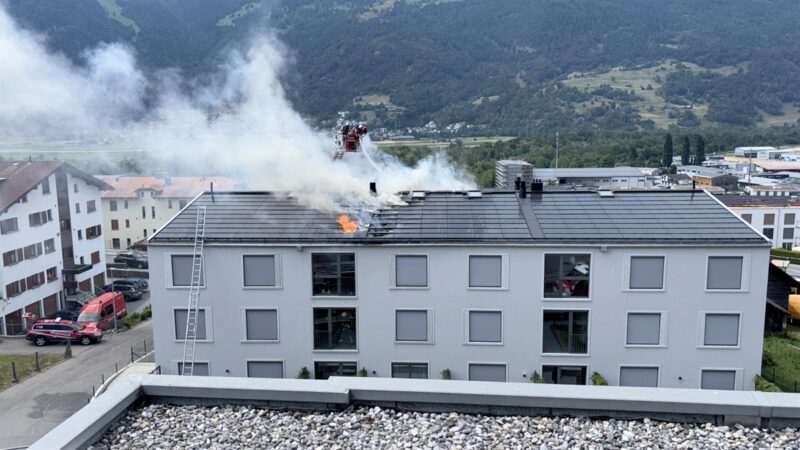 Gefährliche Solarenergie: Dach mit Photovoltaik-Anlage brennt
