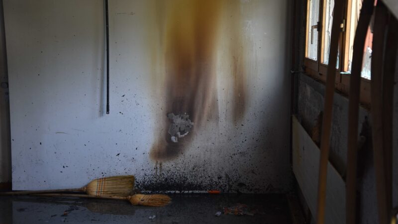 Trimmis: Brand in Asylunterkunft – Alles unbewohnbar – Schutzsuchender schlug erst Fenster ein, legte dann Feuer