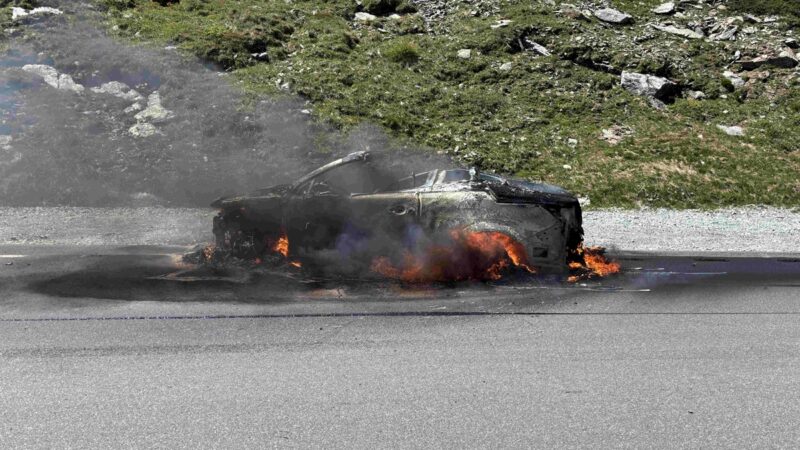 Fahrzeugbrand in Splügen: Auto brennt vollständig aus