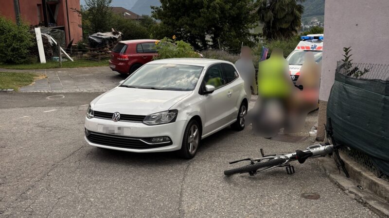 Unfall in Roveredo: Kollision zwischen Auto und Velo +++ Rega im Einsatz +++ Zeugen gesucht
