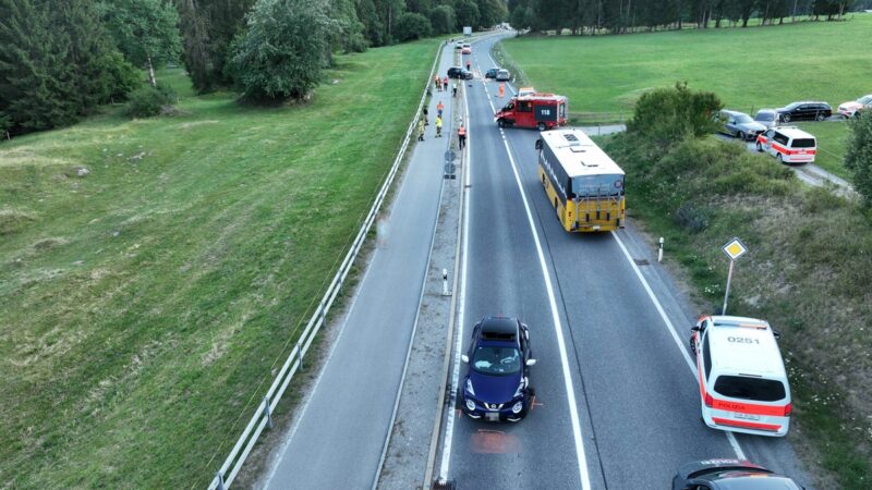 Unfall mit 4 Personenwagen in Flims