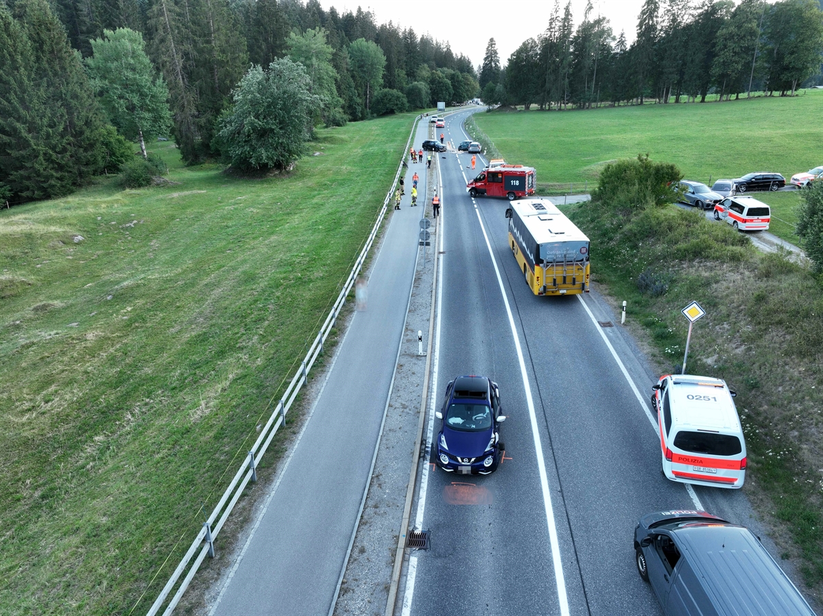 Unfall mit 4 Personenwagen in Flims