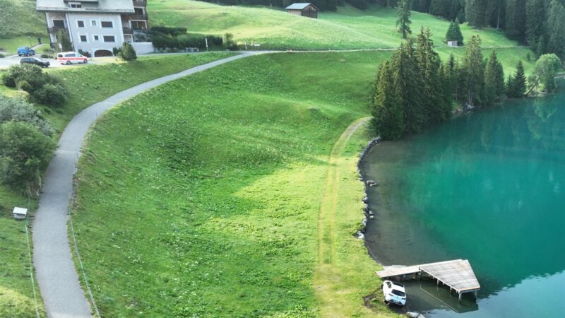 Davosersee: Auto am Seeufer stehengelassen