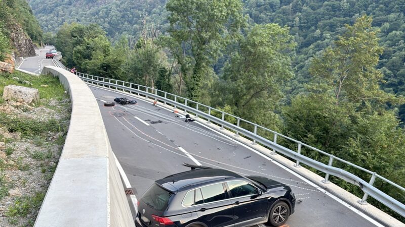 Unfall mit 3 Fahrzeugen in Castaneda +++ Töffahrer, Lieferwagen und Auto kollidieren an der Calancastraße