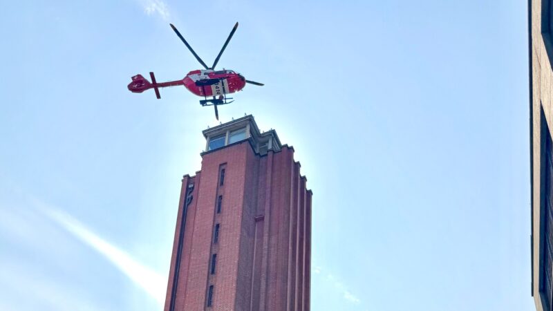 Rega-Einsatz mitten in der Stadt Basel: Windenrettung vom Warteckturm